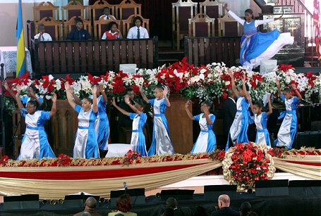 Estudiantes presentando durante el festival celebrado en la Iglesia de Dios de la Profeca, East Street. Foto cortesa de The Bahamas Weekly