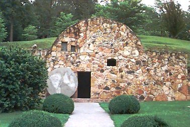 replica de la tumba vaca de Cristo, en Los Campos del Bosque