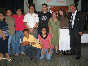 Foto: Grupo técnico y el Obispo Galindo (ultimo a la derecha), Hno. Ordoñez (cuarto de izquierda).