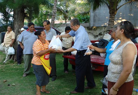 Supervisor Nacional Obispo Miguel Flores entregando alimentos durante la visita a Playas de Joya Grande.