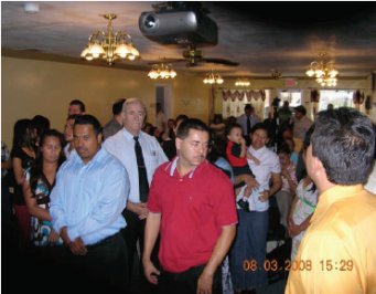 Foto: Congregación de la nueva iglesia. Foto: Congregación de la nueva iglesia.