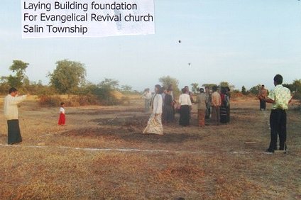 Orando por el terreno de la Iglesia Evangélica de Avivamiento en Salin.