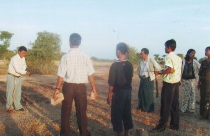 Orando por el terreno de la Iglesia Evangélica de Avivamiento en Salin.