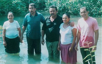 Foto Hno. Paquito bautizando nuevos creyentes.