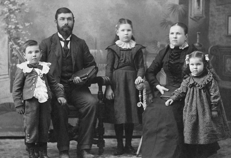 Aj tomlinson famil 1899 med